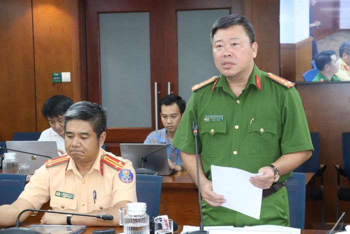 Thượng tá Nguyễn Tiến Nam thông tin tại họp báo