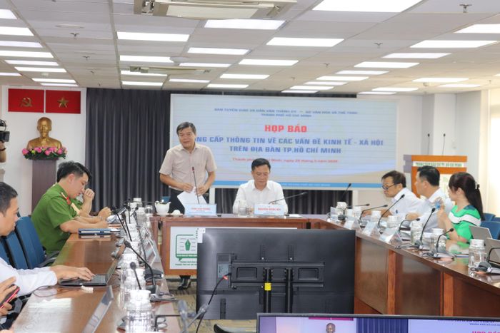 Đồng chí Tăng Hữu Phong chủ trì họp báo
