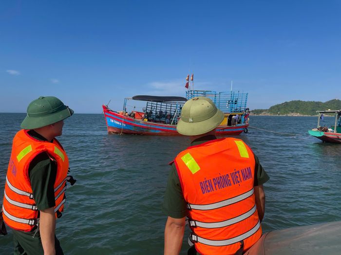  Các lực lượng tham gia cứu hộ tàu cá bị chìm 