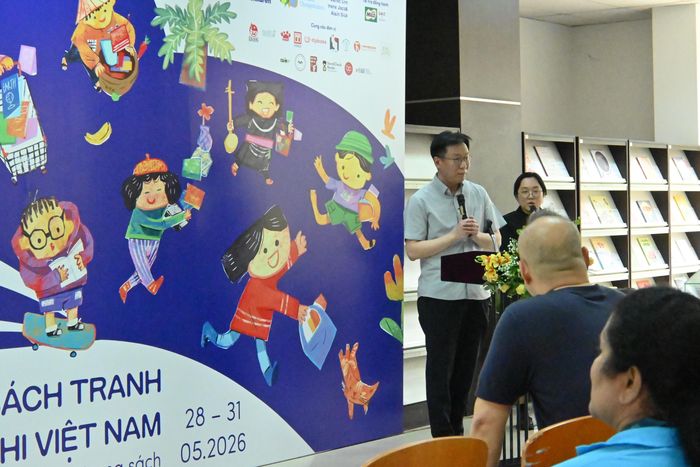  Ông Kim Gug Young, Chủ tịch Hiệp hội Nhà xuất bản Sách tranh Hàn Quốc, phát biểu. Ảnh: BTC 