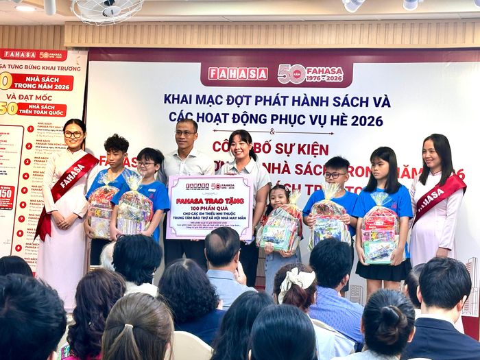  Ông Hồ Cao Trọng, Tổng Giám đốc Fahasa trao quà và bảng tượng trưng cho các em nhỏ và đại diện đến từ Trung tâm Bảo trợ xã hội Nhà May Mắn 