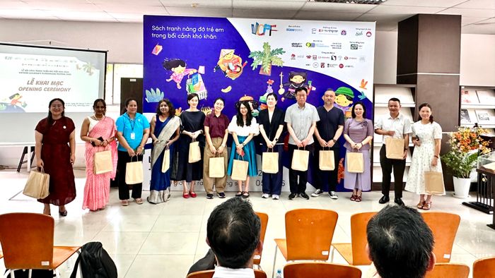  Chị Nguyễn Hữu Quỳnh Hương tặng quà tri ân các tác giả, đối tác trong và ngoài nước. Ảnh: QUỲNH YÊN 