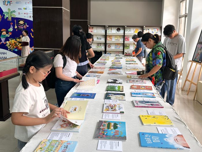  Khu vực sách tranh của Hàn Quốc nhận được sự quan tâm của bạn đọc. Ảnh: QUỲNH YÊN 