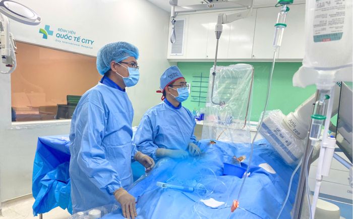 Các bác sĩ phẫu thuật cho người bệnh