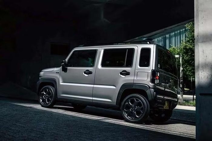 Trong lần nâng cấp mới, Suzuki Hustler tiếp tục theo đuổi phong cách SUV mini vuông vức đặc trưng nhưng được làm mới theo hướng hiện đại và cá tính hơn.Điểm thay đổi dễ nhận ra nhất nằm ở phần đầu xe với lưới tản nhiệt lớn hơn cùng các hốc gió cản trước được thiết kế lại.