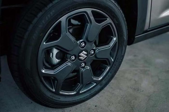 Đáng chú ý, phiên bản Tough Wild mang phong cách off-road tiếp tục sử dụng cản nhựa đen không sơn kết hợp các chi tiết giả kim loại, đồng thời bổ sung lưới tản nhiệt mới có dòng chữ “SUZUKI”, tạo cảm giác khá giống mẫu SUV địa hình Jimny.
