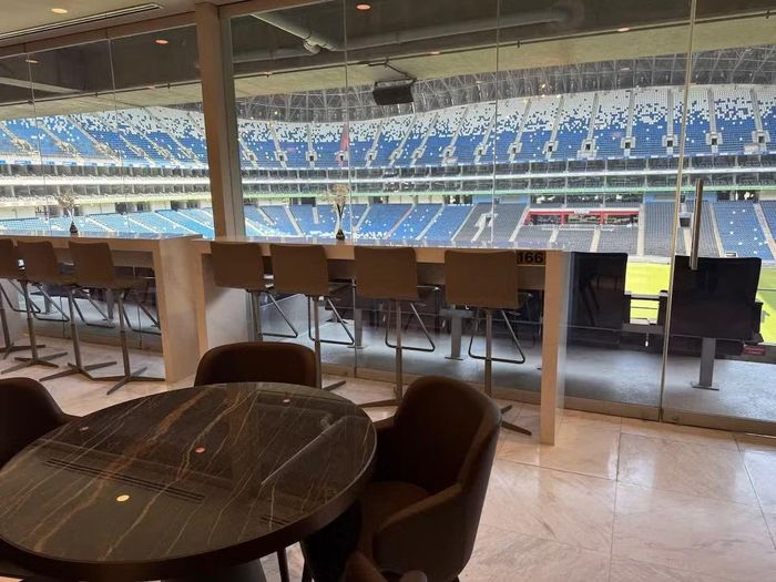 Dãy phòng Suite VIP bọc kính sang trọng chạy dọc khán đài trung tâm, đảm bảo tiêu chuẩn của FIFA. (Ảnh: El Financiero)