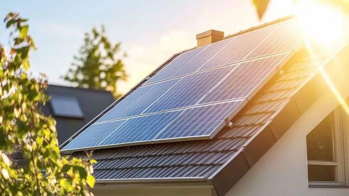 Không chỉ ảnh hưởng đến khả năng sản xuất điện, nhiệt độ quá cao kéo dài còn làm tăng tốc độ lão hóa linh kiện, giảm tuổi thọ pin mặt trời và buộc hệ thống phải hoạt động dưới áp lực nhiệt lớn hơn nhiều so với điều kiện lý tưởng ban đầu.