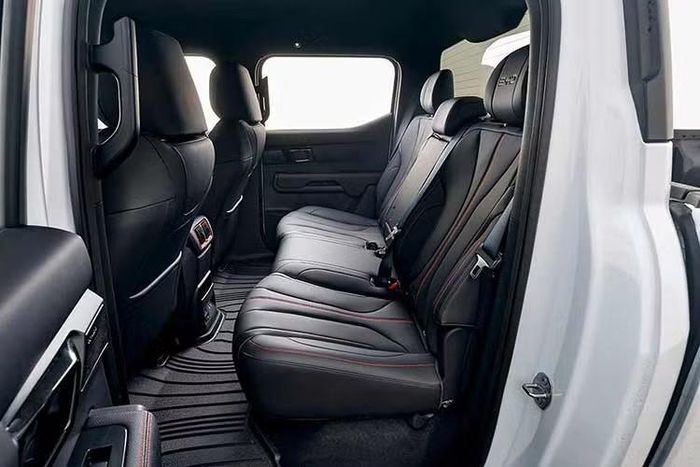 Tất cả các phiên bản của BYD Shark 6 đều sử dụng hệ thống treo tay đòn kép ở cả trước và sau thay vì nhíp lá phổ biến trong phân khúc này. Dòng Shark 6 cũng sẽ cải thiện khả năng off-road nhờ chế độ Crawl mới, liên tục điều chỉnh mô-men xoắn để ngăn bánh xe mất độ bám khi vượt đá, leo dốc hoặc di chuyển qua địa hình lún sâu.