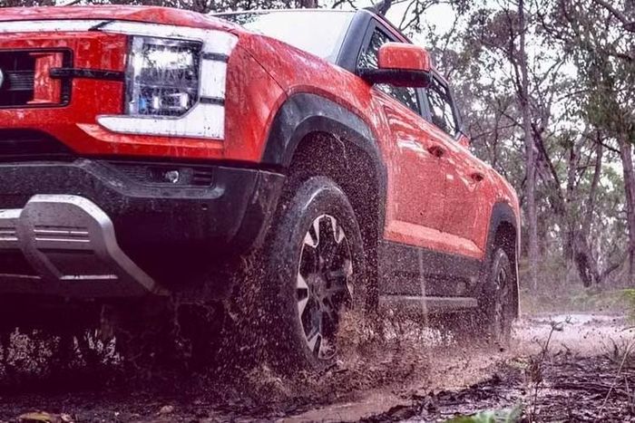 Gia nhập dải sản phẩm BYD Shark 6 cùng bản Performance còn có bản Dynamic Cab-Chassis rẻ hơn. Xe sử dụng cùng hệ truyền động hybrid sạc điện với máy xăng 1.5L với bản Premium nhưng có thùng hàng đơn giản hơn nhằm tăng sức hút với nhóm khách hàng thường xuyên phải chở hàng hóa.