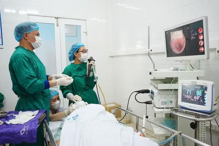 Nội soi phế quản lấy dị vật cho bệnh nhân - Ảnh BVCC
