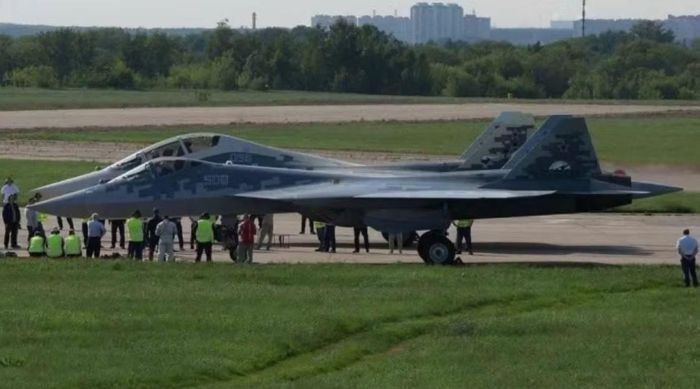 Nguyên mẫu Su-57D (phía trước) và máy bay chiến đấu Su-57