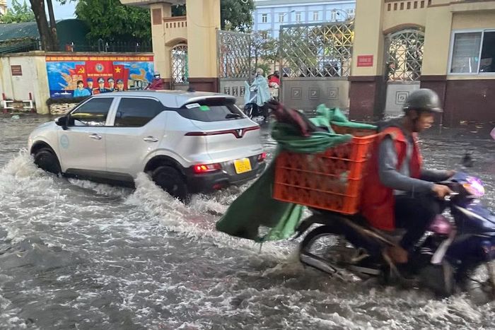 Trên nhiều tuyến phố ở Hà Nội như khu vực trước sân vận động Mỹ Đình, khu Xuân Đỉnh, Mễ Trì, đường Doãn Kế Thiện, Trần Quốc Hoàn, đường Phạm Hùng... lại xuất hiện tình trạng ngập úng cục bộ.