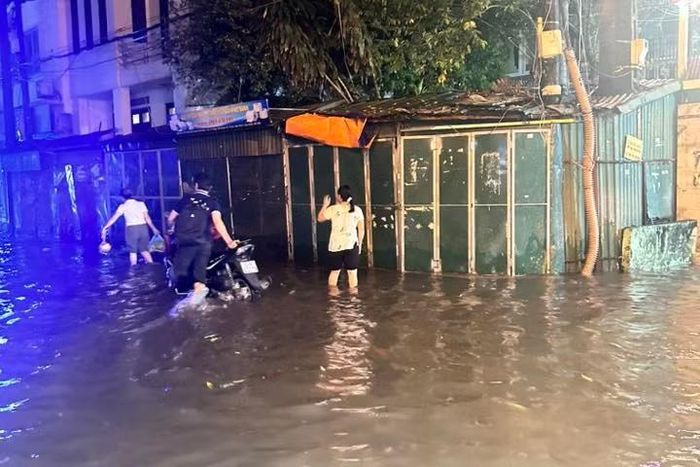 Trước đó, UBND TP Hà Nội từng dự báo toàn thành phố có thể xuất hiện tới 220 điểm úng ngập nếu xảy ra mưa lớn kéo dài trên 100mm/h. Hiện nhiều dự án nâng cấp hệ thống thoát nước, chống ngập đang được thành phố triển khai nhằm giảm áp lực cho hạ tầng đô thị.