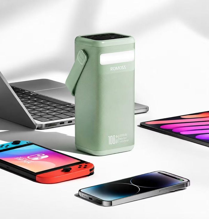 Trong khi đó, Romoss PMT60 60.000mAh được xem như giải pháp nằm giữa pin dự phòng truyền thống và trạm sạc mini khi hỗ trợ công suất tới 100W cùng pin LiFePO4 bền bỉ, phù hợp cho người cần duy trì laptop, đèn USB hoặc thiết bị điện công suất thấp trong thời gian dài.
