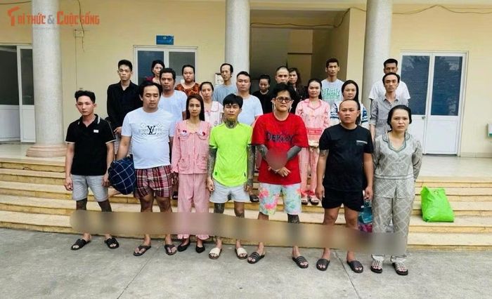 Công an đã bắt giữ 140 đối tượng, trong đó có Rapper Mr.Nhân (áo đỏ hàng dưới).