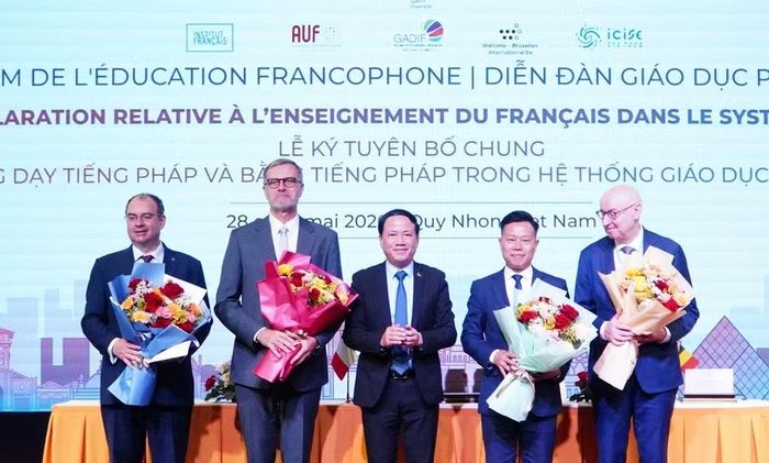Chủ tịch UBND tỉnh Gia Lai tặng hoa chúc mừng.