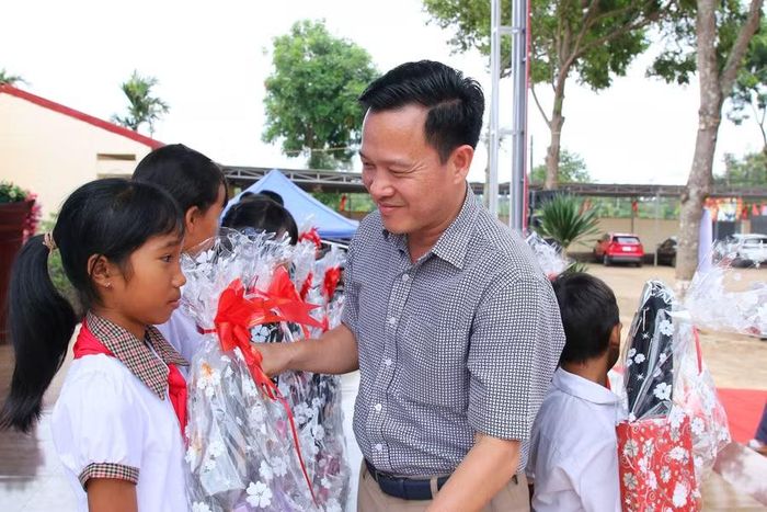 Ông Lưu Tiến Quang – Phó Giám đốc Sở GD&ĐT Đắk Lắk trao quà cho các em có hoàn cảnh khó khăn. (Ảnh: Thế Hùng)