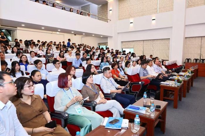 Lãnh đạo Trường ĐH Sư phạm Hà Nội và các đại biểu, nhà khoa học tham dự hội nghị.