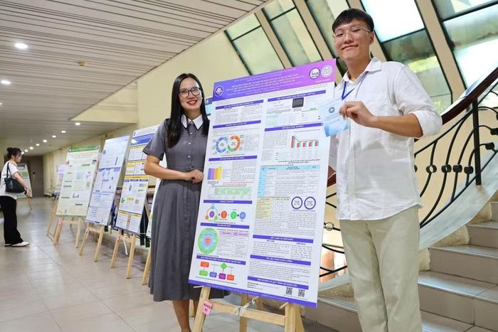 Sản phẩm khoa học, công nghệ và đổi mới sáng tạo của sinh viên thu hút sự quan tâm của cán bộ, giảng viên, sinh viên Trường ĐH Sư phạm Hà Nội.