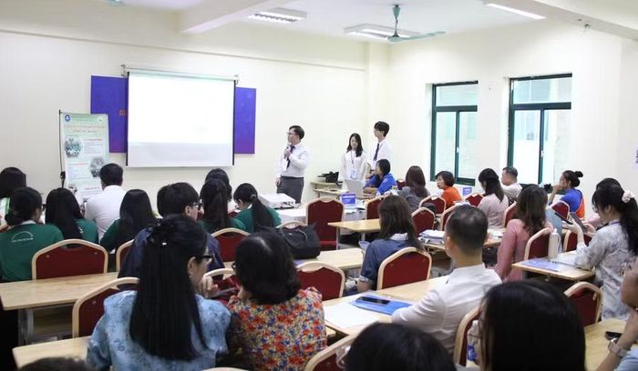 Sinh viên báo cáo kết quả đề tài nghiên cứu của mình.