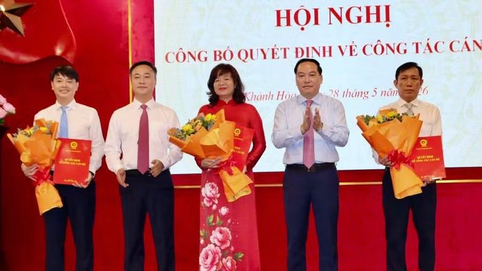 Phó Bí thư Thường trực Tỉnh ủy Hồ Xuân Trường và Chủ tịch UBND tỉnh Nguyễn Việt Hùng trao quyết định và tặng hoa chúc mừng ông Bùi Hoài Nam, bà Nguyễn Thanh Vân và ông Nguyễn Minh Thái.
