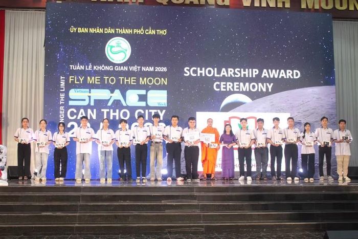 BTC trao học bổng “Chắp cánh ước mơ” cho học sinh, sinh viên.