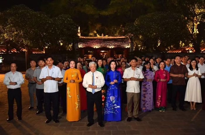 Đoàn đại biểu dự hội nghị HĐND toàn quốc trải nghiệm chương trình Tinh hoa Đạo học tại Di tích Quốc gia đặc biệt Văn Miếu - Quốc Tử Giám tối 27/5.