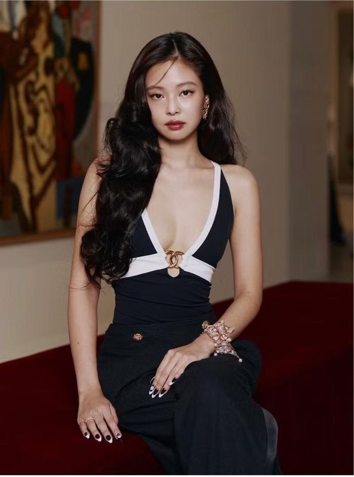 Cùng với đó, những hình ảnh từ bữa tiệc sau chương trình cũng được thành viên BLACKPINK hé lộ.