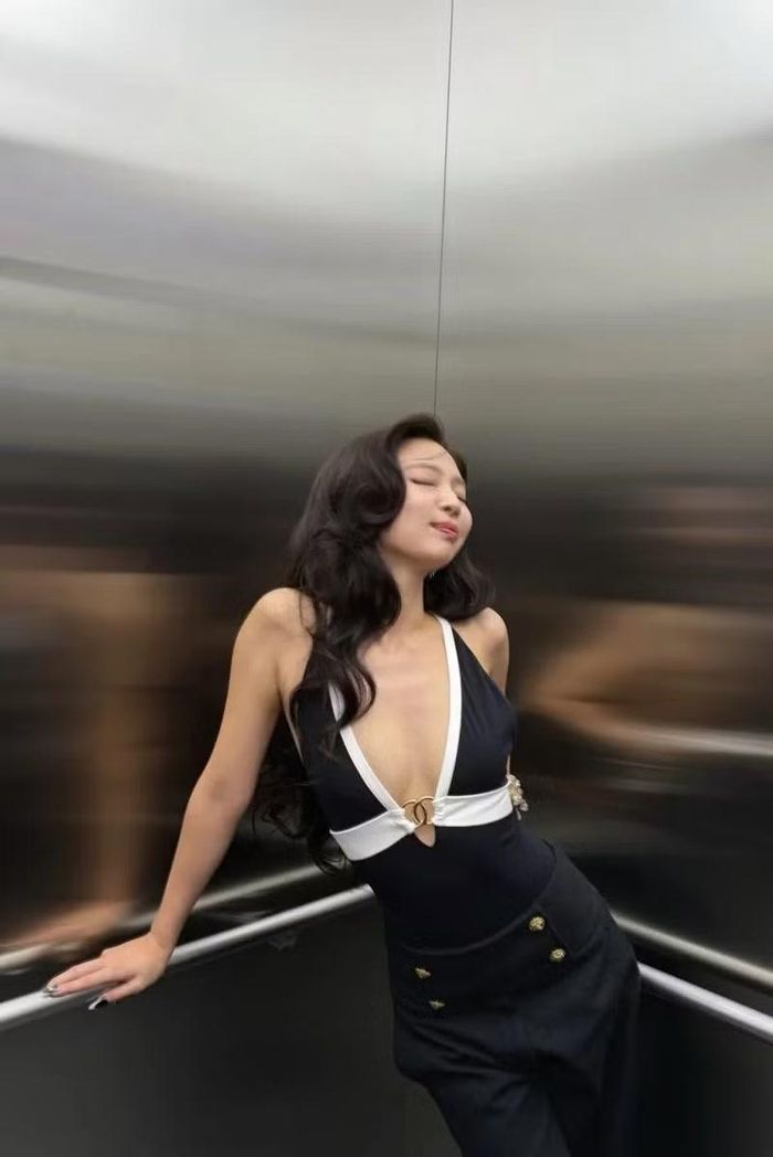 Trong những bức ảnh, Jennie diện một bộ trang phục cổ chữ V khoét sâu, được nhấn nhá bằng các chi tiết đen trắng, tạo nên vẻ ngoài thanh lịch nhưng vẫn vô cùng quyến rũ.
