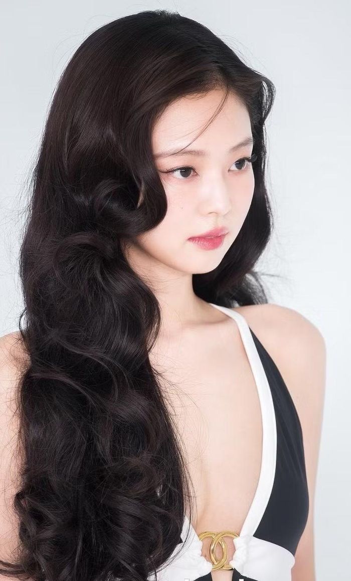 Mới đây, cô đã chia sẻ những bức ảnh từ buổi trình diễn 'Chanel 2026 Métiers d'Art Collection Seoul Show' được tổ chức tại Trung tâm Pompidou Seoul ở Yeongdeungpo.