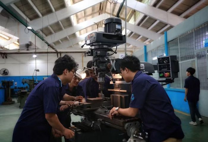 Sinh viên Trường Đại học Bách khoa thực hành tại xưởng Cơ khí. Ảnh: Ngọc Dương.