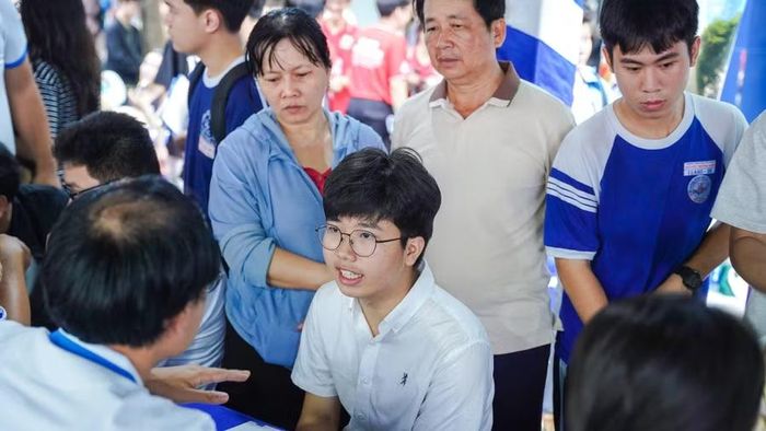 Học sinh THPT tìm hiểu ngành, nghề trong một ngày hội tư vấn tuyển sinh năm 2026 tại TPHCM. Ảnh: HCMUT.