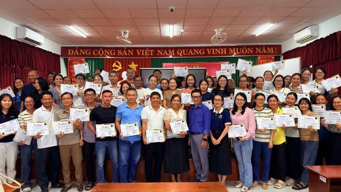 Giáo viên Trường THPT Trần Văn Quan nhận giấy chứng nhận sau khi hoàn thành khóa tập huấn ứng dụng AI trong dạy học. Ảnh: NTCC.