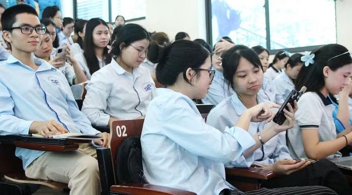 Sinh viên Trường ĐH Thủ đô Hà Nội tham dự hội thảo.
