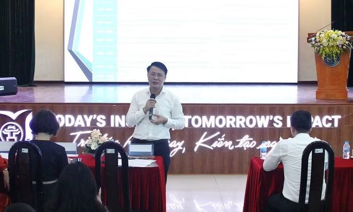 PGS.TS Nguyễn Văn Tuân – Phó Hiệu trưởng Trường ĐH Thủ đô Hà Nội trao đổi tại hội thảo.
