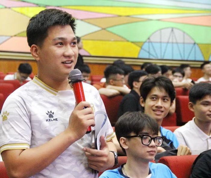 Sinh viên trao đổi và đặt câu hỏi với các nhà tuyển dụng.