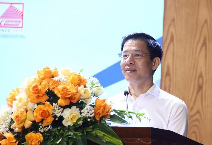 Ông Nguyễn Trung Kiên – Phó Tổng Giám đốc Công ty cổ phần Tư vấn đầu tư và xây dựng công trình giao thông vận tải dành nhiều lời khuyên cho sinh viên.