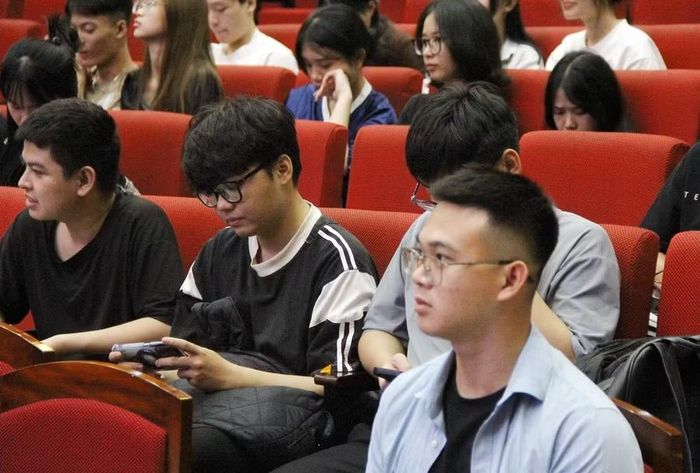 Sinh viên chăm chú lắng nghe chia sẻ từ các nhà tuyển dụng.