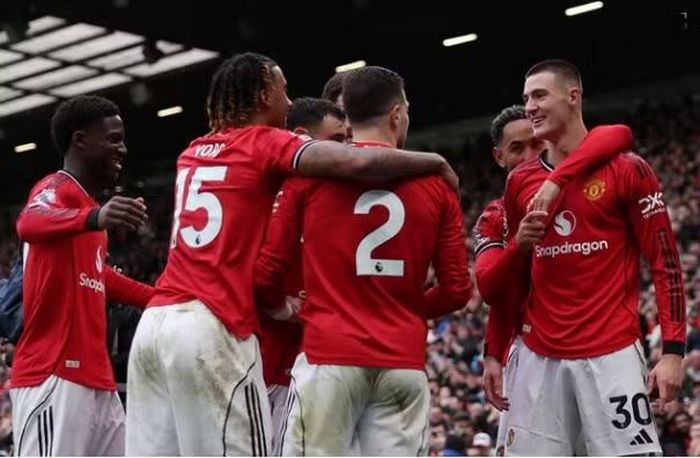 Bốn vị trí dẫn đầu Premier League gồm Arsenal, Manchester City, Manchester United và Aston Villa giành vé trực tiếp dự Champions League (cúp C1) mùa tới.