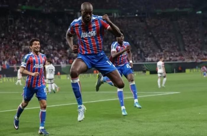Danh hiệu đầu tiên ở đấu trường châu Âu giúp Crystal Palace giành vé trực tiếp vào Europa League 2026/27, dù họ chỉ cán đích ở vị trí thứ 15 Ngoại hạng Anh. Ảnh: AFP.