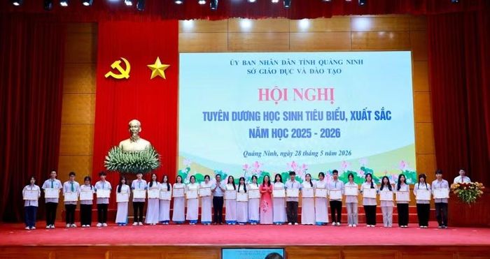 Lãnh đạo Sở GD&ĐT Quảng Ninh tặng giấy khen cho học sinh xuất sắc đoạt giải tại các kỳ thi học sinh giỏi THPT cấp tỉnh.
