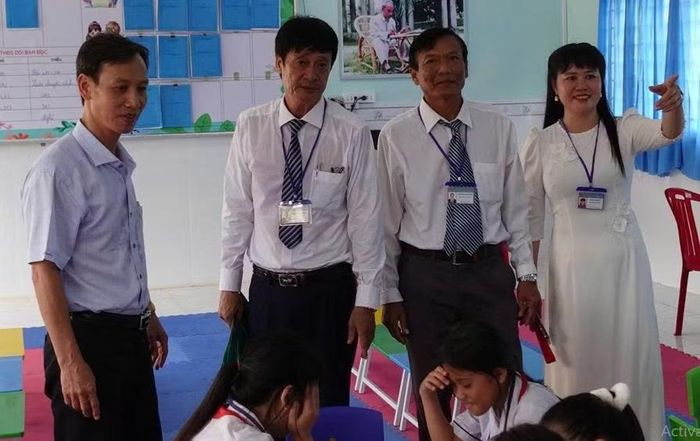 Đại biểu tham quan "Thư viện niềm vui".