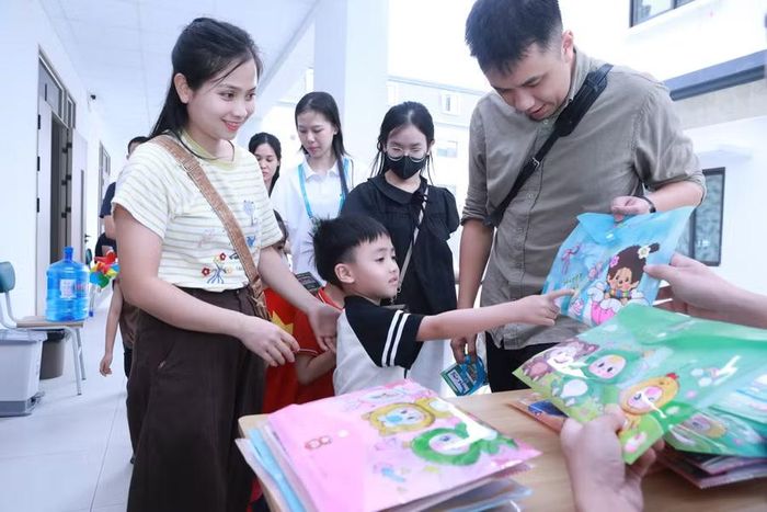 Sự đồng hành của cha mẹ với trẻ trong những ngày hè là vô cùng quan trọng.