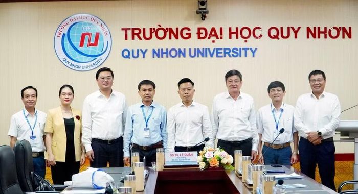 Đoàn công tác của Bộ GD&amp;ĐT chụp hình lưu niệm cùng lãnh đạo Trường Đại học Quy Nhơn.