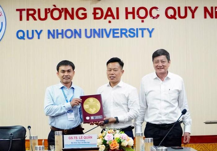 Trường Đại học Quy Nhơn tặng quà lưu niệm.