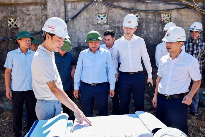 Ông Hoàng Phú Hiền, Phó Chủ tịch UBND tỉnh Nghệ An kiểm tra dự án NOXH ở phường Vinh Hưng.