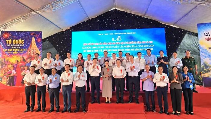 Đại biểu chụp ảnh lưu niệm.