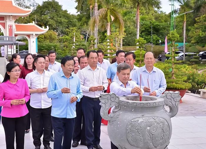 Đại biểu dâng hương tại Khu tưởng niệm Chủ tịch Hồ Chí Minh.