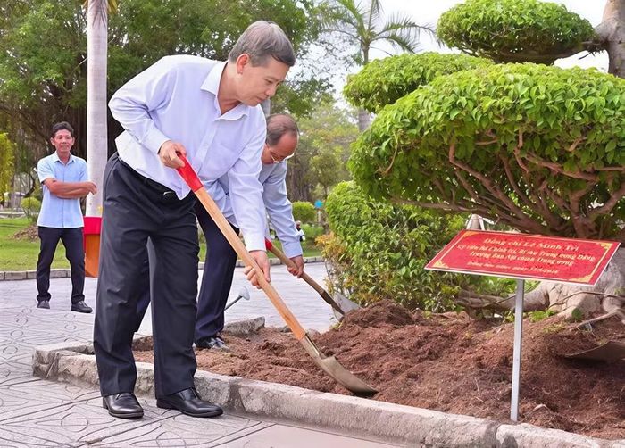 Ông Lê Minh Trí, Ủy viên Bộ Chính trị, Trưởng Ban Nội chính Trung ương trồng cây lưu niệm tại Khu tưởng niệm Chủ tịch Hồ Chí Minh.